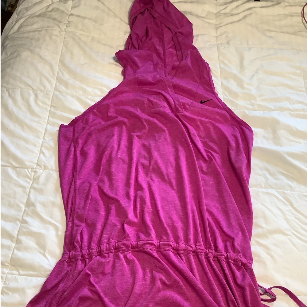 NIKE
Super cute Long hooded razor back workout shirt.